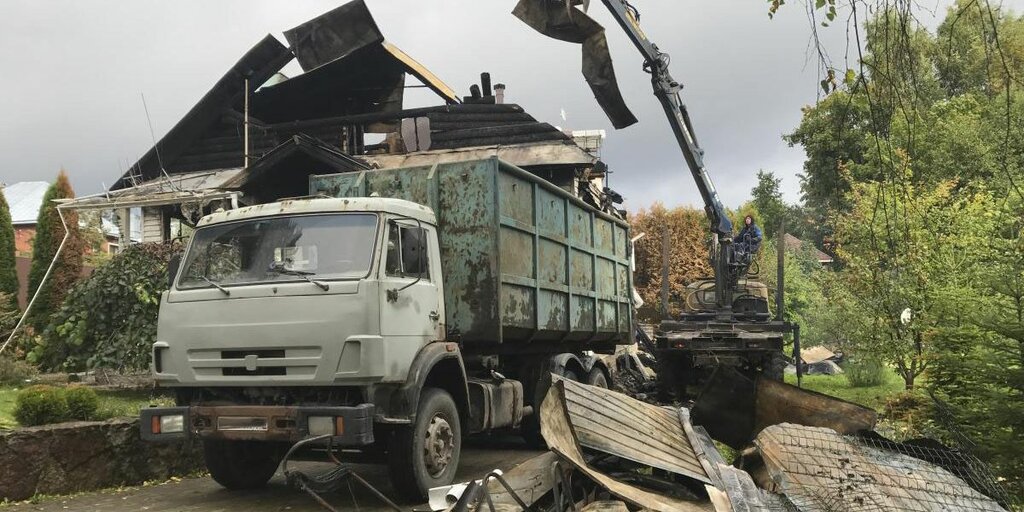 Вывоз мусора после пожара с утилизацией в Череповце в октябре