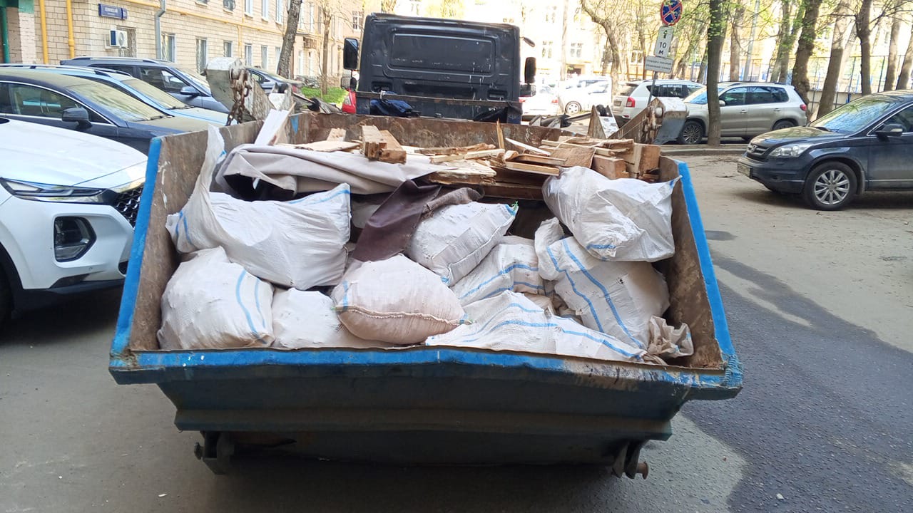 Вывоз мусора из магазина в Череповце в октябре