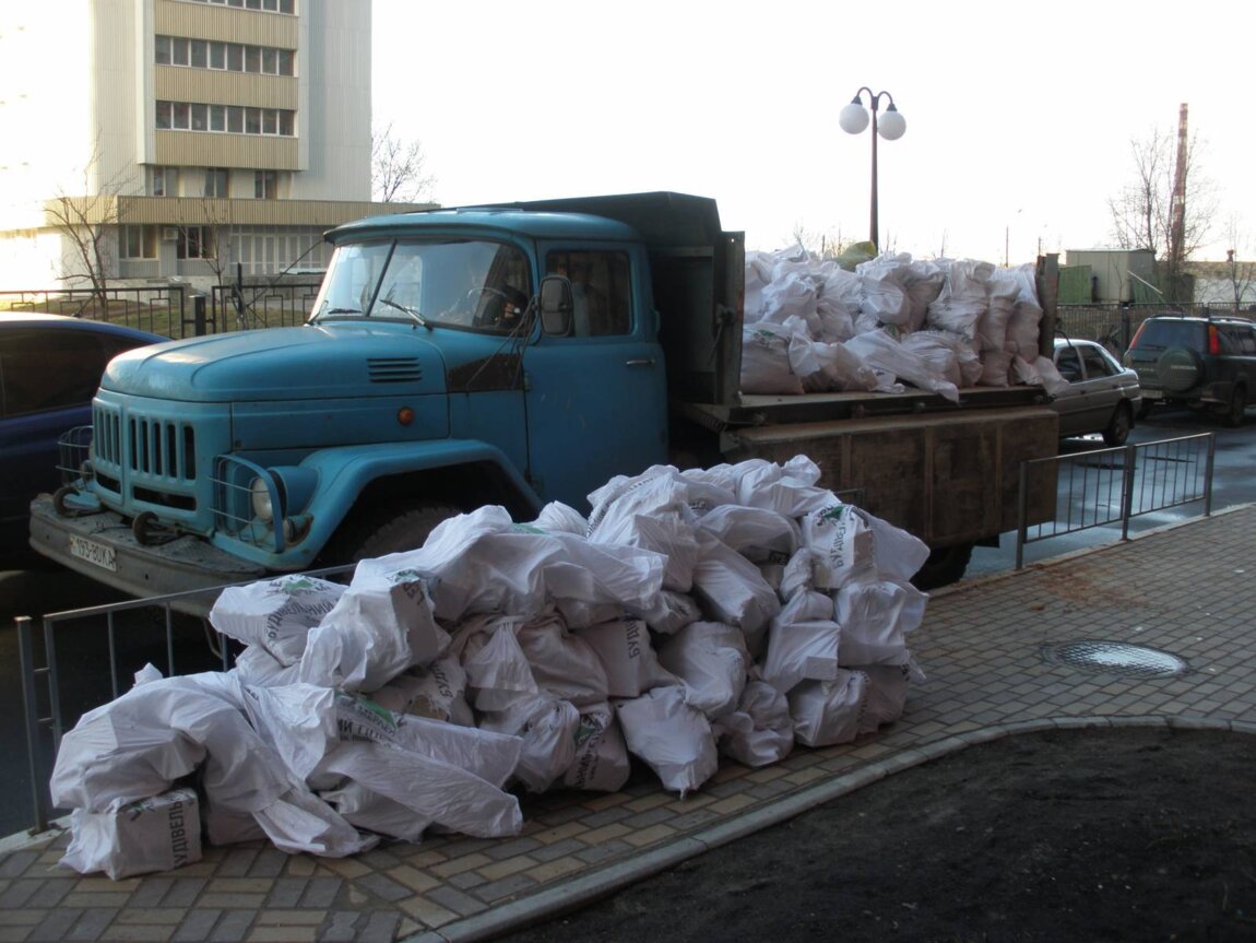 Вывоз мусора ЗИЛом в Череповце от ПроМусор: аренда самосвала ЗИЛ от 2300 руб