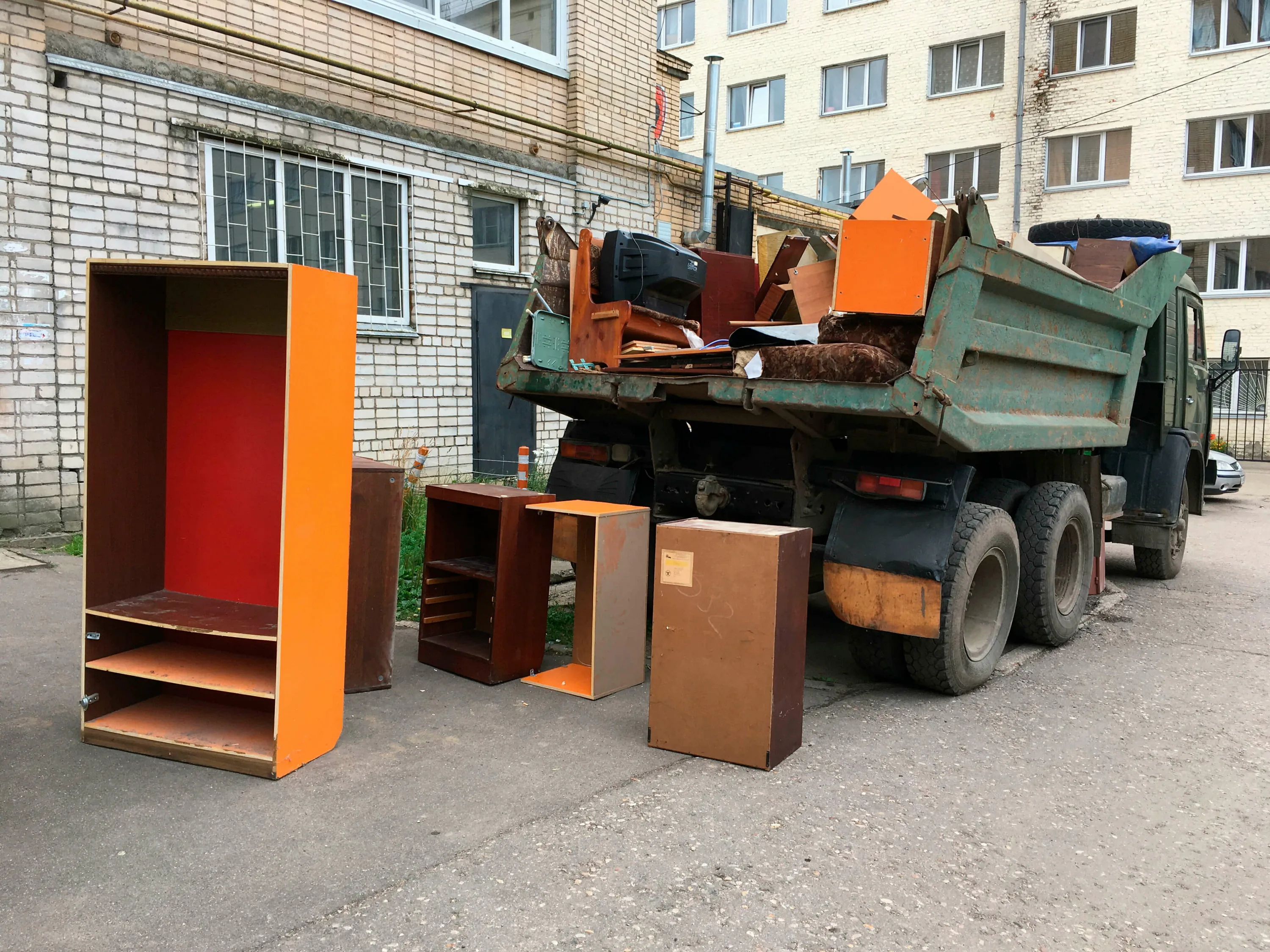 Утилизация старой мебели с вывозом и разбором в Череповце в октябре
