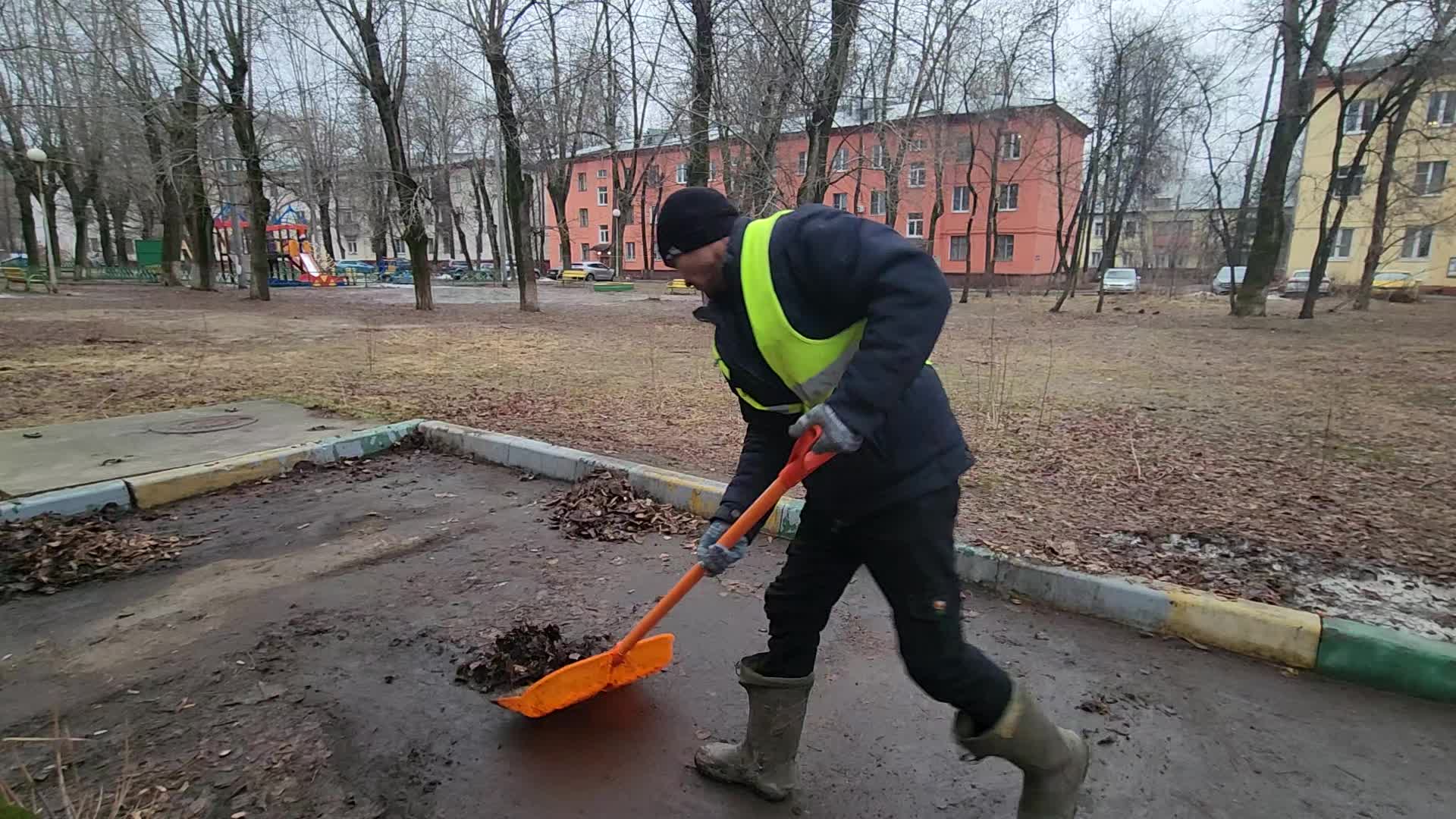 Уборка территорий в Череповце в октябре