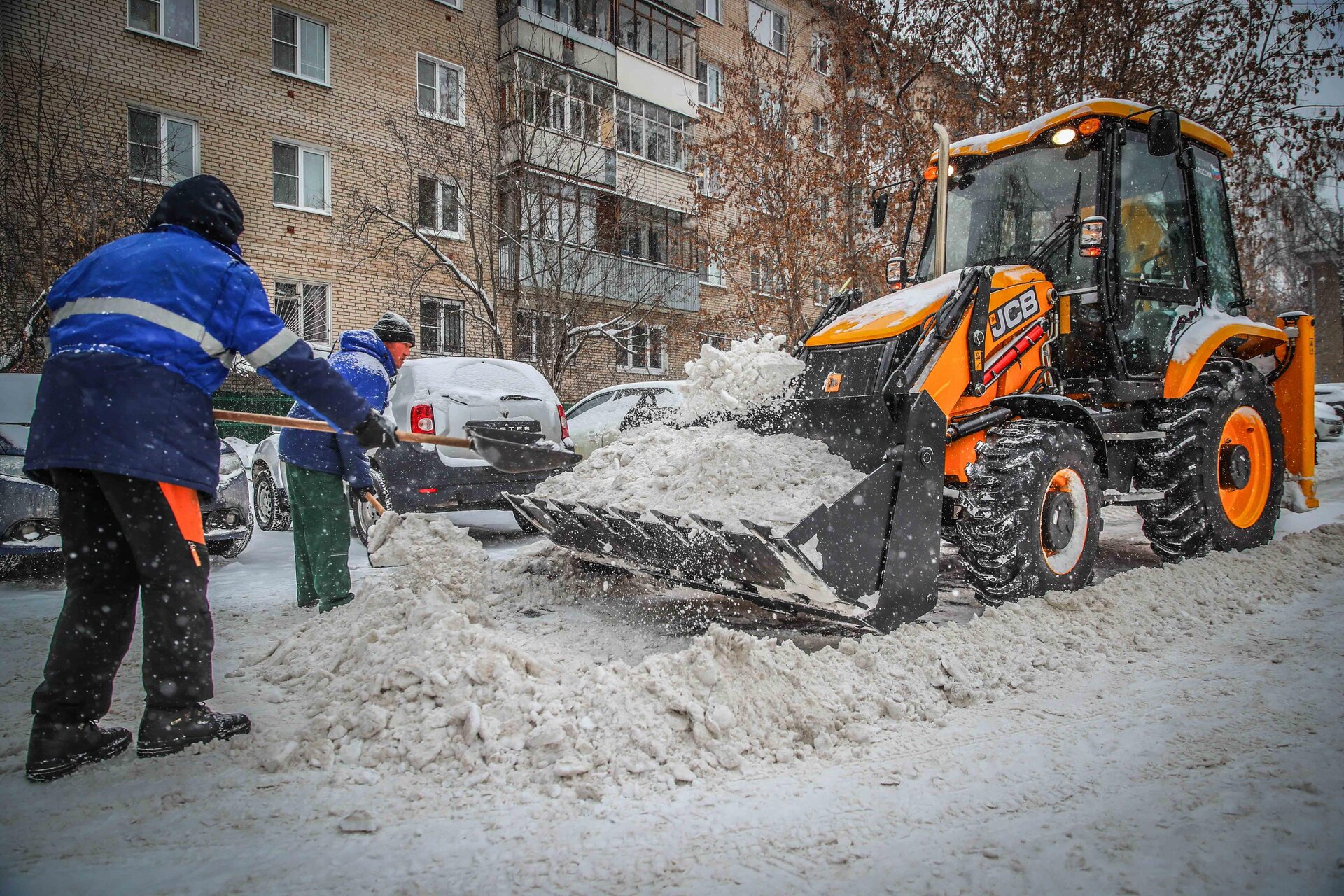 Очистка дворов от снега и наледи в Череповце — уборка снега, трактор и ручная, цены от 511 руб. | ПроМусор