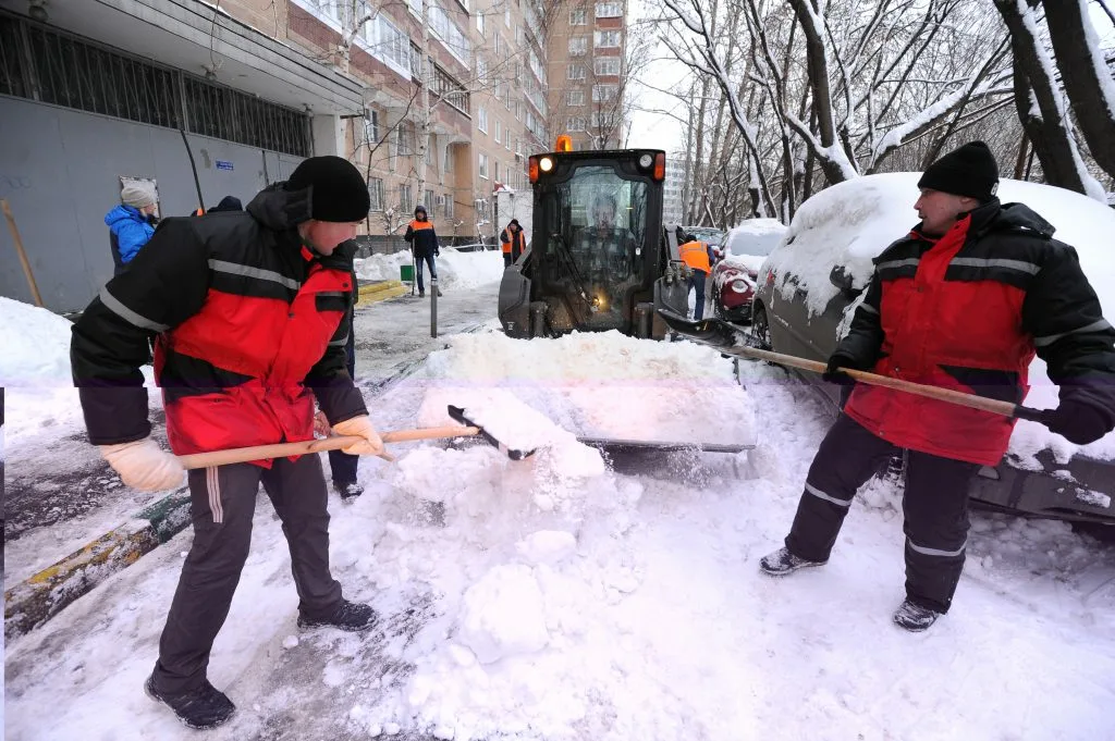 Очистка дворов от снега с гарантией результата в Череповце в октябре