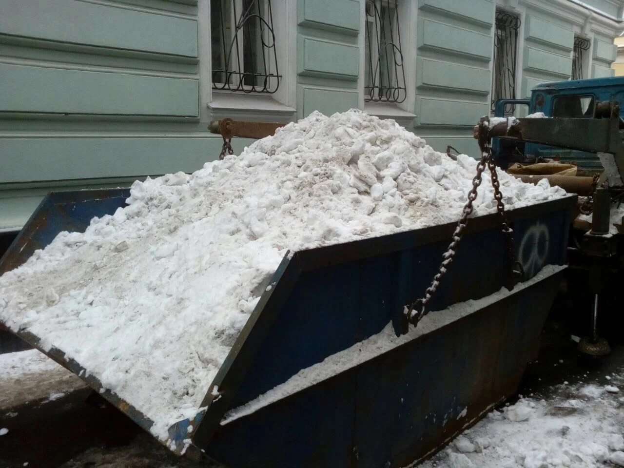 Вывоз снега контейнерами в Череповце в октябре