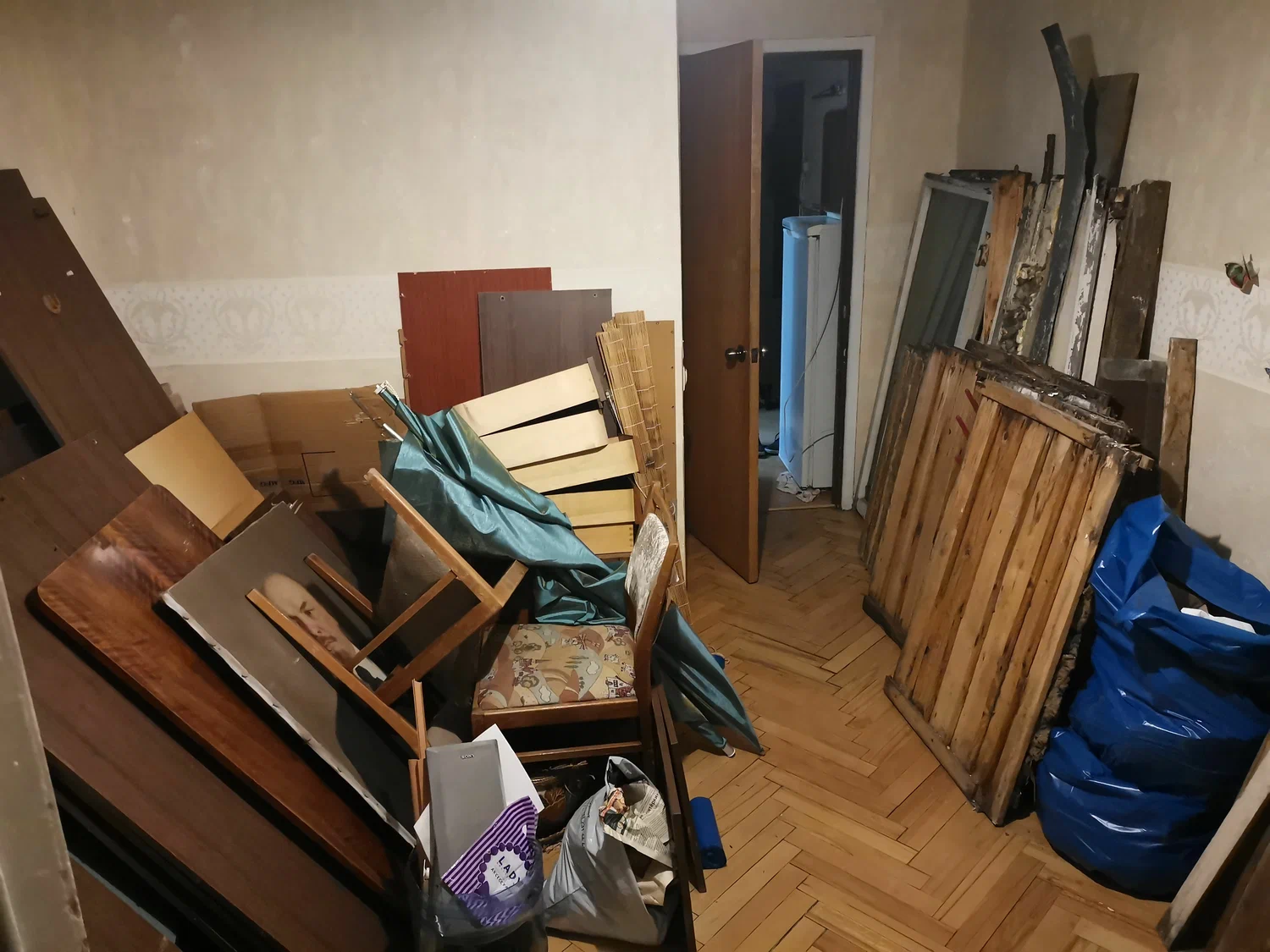 Демонтаж мебели с вывозом и утилизацией в Череповце в октябре