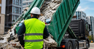Вывоз строительного мусора в Череповце: услуги лицензированной компании — ПроМусор